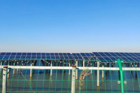 魚(yú)蝦養(yǎng)殖也可以在光伏板下方的水域進(jìn)行了